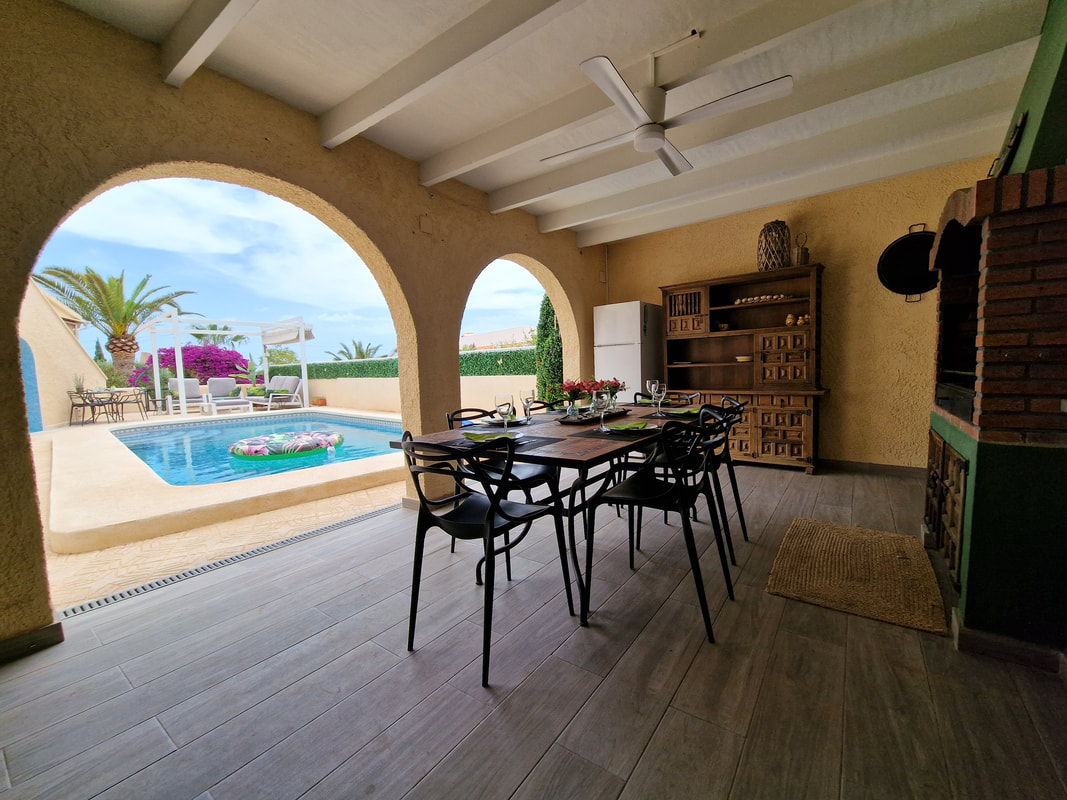 Outdoor dining area under the pergola